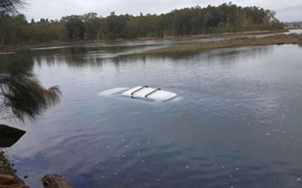 auto nel lago