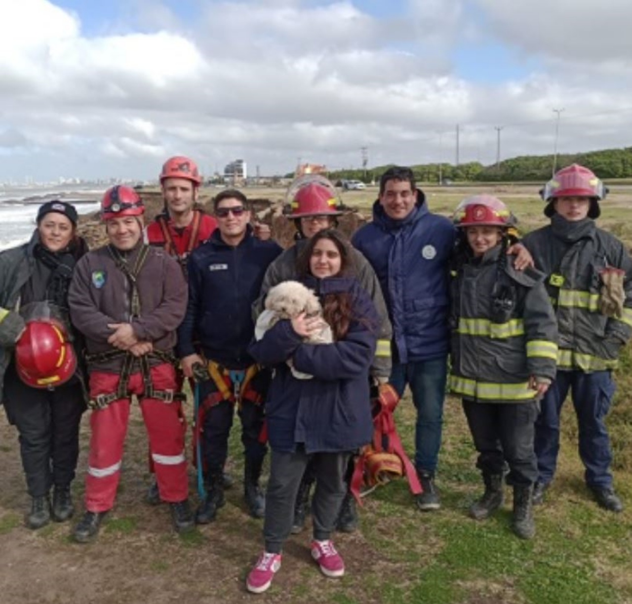 vigili del fuoco con un cane