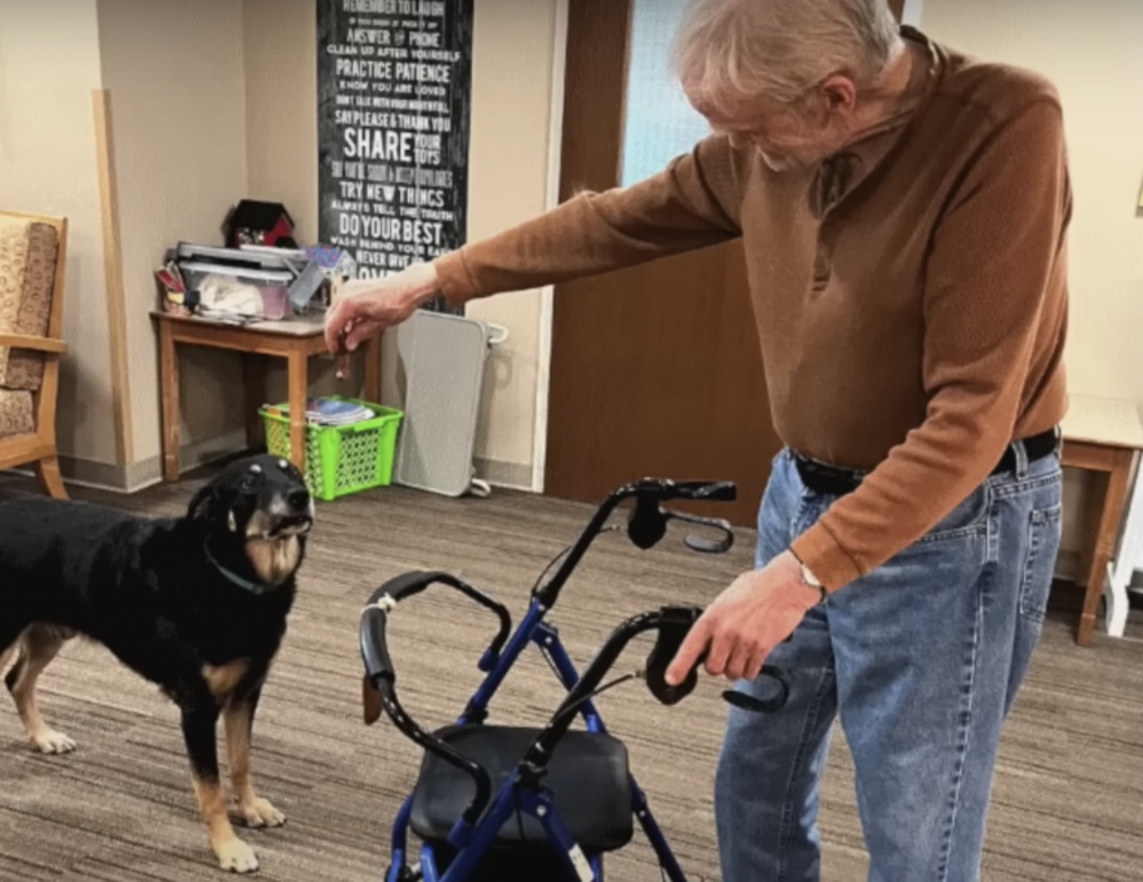 Cane si prende cura degli anziani in una casa di cura