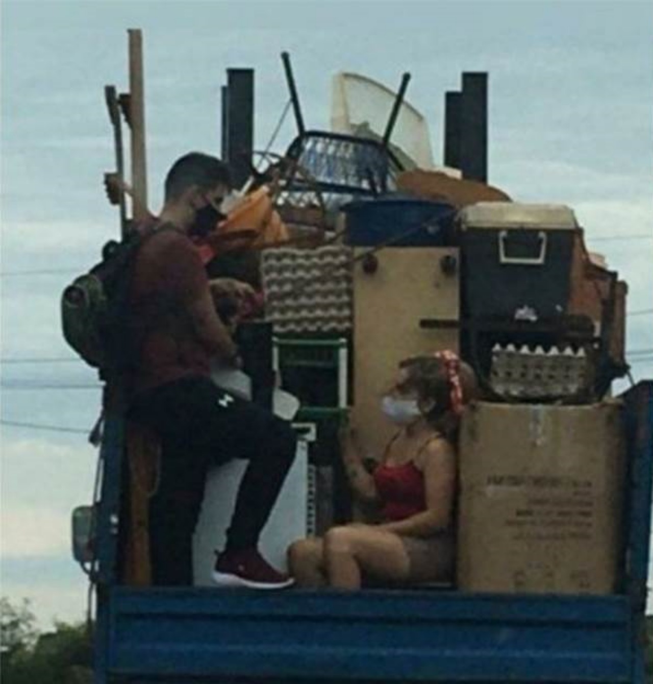 Padroni caricano il cane sul camion del trasloco